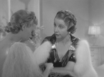 Movie still from “Top Hat” (1935), directed by Mark Sandrich – Two women are talking in front of a mirror; Close Up shot, Over the shoulder angle