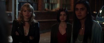 Movie still from “Truth or Dare” (2018), directed by Jeff Wadlow – Two women standing next to each other on a street; Medium shot, Over the shoulder angle