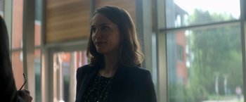 Movie still from “Annihilation” (2018), directed by Alex Garland – A woman in a black jacket is standing in front of a window; Close Up shot, Over the shoulder angle