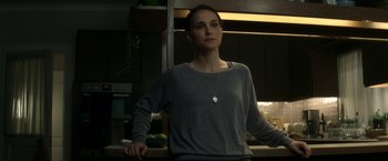 Movie still from “Annihilation” (2018), directed by Alex Garland – A woman standing in front of a kitchen counter; Medium shot, Over the shoulder angle