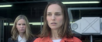 Movie still from “Annihilation” (2018), directed by Alex Garland – A person with long brown hair; Close Up shot, Over the shoulder angle