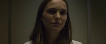 Movie still from “Annihilation” (2018), directed by Alex Garland – A person wearing a white shirt; Close Up shot, Over the shoulder angle