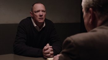 Movie still from “Twin Peaks” (2017), directed by David Lynch – A man sitting in front of another man in front of a table; Close Up shot, Over the shoulder angle