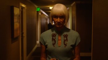 Movie still from “Twin Peaks” (2017), directed by David Lynch – A woman with blonde hair is standing in a hotel hallway; Close Up shot, Over the shoulder angle
