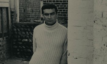 Movie still from “Ulysse” (1983), directed by Agnès Varda – A black and white photo of a man wearing a sweater; Close Up shot, Low angle