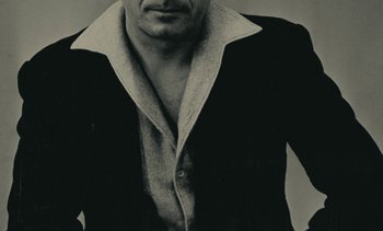 Movie still from “Ulysse” (1983), directed by Agnès Varda – A black and white photo of a man wearing a jacket; Close Up shot, Low angle
