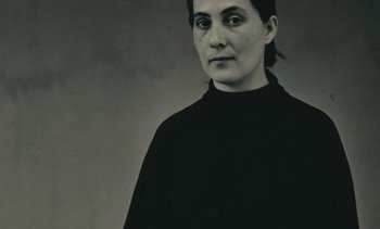Movie still from “Ulysse” (1983), directed by Agnès Varda – A black and white photo of a woman in a black shirt; Close Up shot, Low angle