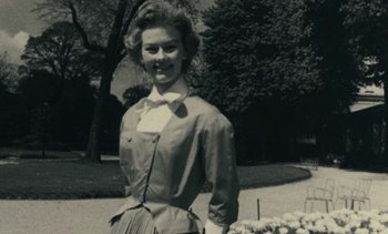 Movie still from “Ulysse” (1983), directed by Agnès Varda – An old black and white photo of a woman standing in front of flowers; Medium shot, Low angle