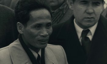 Movie still from “Ulysse” (1983), directed by Agnès Varda – A black and white photo of a man wearing a suit; Close Up shot, High angle