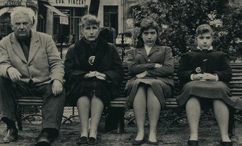 Movie still from “Ulysse” (1983), directed by Agnès Varda – A black and white photo of a group of people sitting on a park bench; Wide shot, Low angle