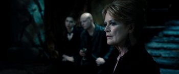 Movie still from “Underworld: Awakening” (2012), directed by Björn Stein – A woman standing in front of a group of people; Close Up shot, Over the shoulder angle