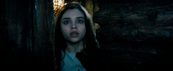 Movie still from “Underworld: Awakening” (2012), directed by Björn Stein – A young girl is standing next to a tree; Close Up shot, Over the shoulder angle