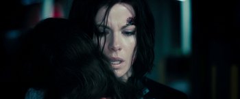 Movie still from “Underworld: Awakening” (2012), directed by Björn Stein – A person holding a person's face; Close Up shot, Over the shoulder angle