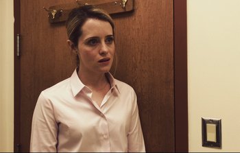 Movie still from “Unsane” (2018), directed by Steven Soderbergh – A woman standing in front of a wooden wall; Close Up shot, Over the shoulder angle