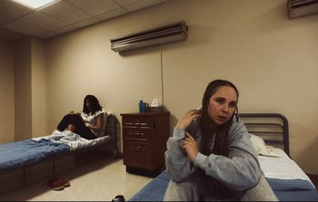 Movie still from “Unsane” (2018), directed by Steven Soderbergh – Two women sitting on a bed in a hospital room; Medium shot, High angle