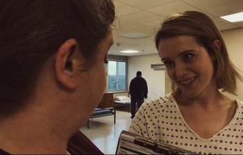 Movie still from “Unsane” (2018), directed by Steven Soderbergh – A man and a woman talking in a hospital room; Close Up shot, Over the shoulder angle