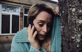 Movie still from “Unsane” (2018), directed by Steven Soderbergh – A woman is talking on a cell phone next to a tree; Close Up shot, Low angle