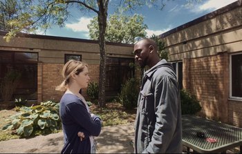 Movie still from “Unsane” (2018), directed by Steven Soderbergh – A man and a woman standing next to each other outside; Medium shot, Low angle