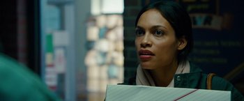 Movie still from “Unstoppable” (2010), directed by Tony Scott – A woman is holding a piece of paper in her hands; Close Up shot, Over the shoulder angle