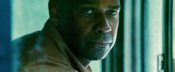 Movie still from “Unstoppable” (2010), directed by Tony Scott – A man's face in front of a window; Close Up shot, Low angle