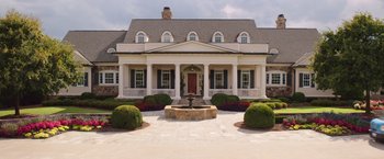 Movie still from “Vacation” (2015), directed by John Francis Daley – A large house with a fountain in front of it; Extreme Wide shot, High angle