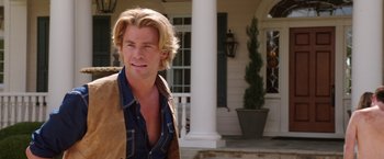 Movie still from “Vacation” (2015), directed by John Francis Daley – A man standing in front of a white house; Close Up shot, Over the shoulder angle