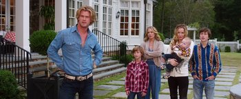 Movie still from “Vacation” (2015), directed by John Francis Daley – A man and a woman and two children standing in front of a house; Medium shot, Over the shoulder angle