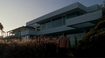 Movie still from “Valentine's Day” (2010), directed by Garry Marshall – A man standing in front of a building; Extreme Wide shot, Low angle