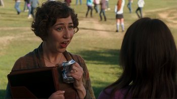 Movie still from “Valentine's Day” (2010), directed by Garry Marshall – A woman is holding a can of soda in her hand; Close Up shot, Over the shoulder angle