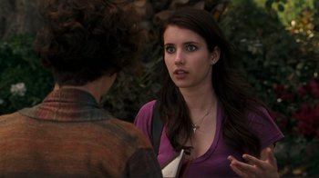 Movie still from “Valentine's Day” (2010), directed by Garry Marshall – A woman talking to another woman in front of a tree; Close Up shot, Over the shoulder angle