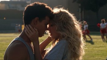 Movie still from “Valentine's Day” (2010), directed by Garry Marshall – A man and a woman kissing in the sunlight; Close Up shot, High angle