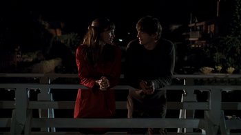 Movie still from “Valentine's Day” (2010), directed by Garry Marshall – A man and a woman standing next to each other; Medium shot, Over the shoulder angle