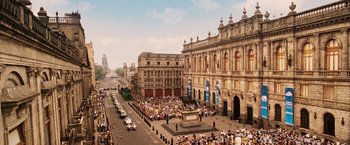 Movie still from “Vantage Point” (2008), directed by Pete Travis – A crowd of people sitting on the side of a road; Extreme Wide shot, High angle