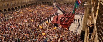 Movie still from “Vantage Point” (2008), directed by Pete Travis – A large crowd of people are gathered in a plaza; Extreme Wide shot, High angle