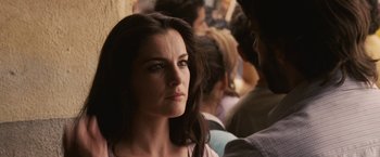 Movie still from “Vantage Point” (2008), directed by Pete Travis – A person with long dark hair; Close Up shot, Over the shoulder angle