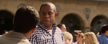 Movie still from “Vantage Point” (2008), directed by Pete Travis – A person wearing a checkered shirt; Close Up shot, Over the shoulder angle