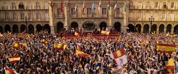 Movie still from “Vantage Point” (2008), directed by Pete Travis – A crowd of people gathered in front of a building; Extreme Wide shot, High angle