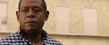 Movie still from “Vantage Point” (2008), directed by Pete Travis – A person wearing a plaid shirt; Close Up shot, Low angle