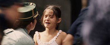 Movie still from “Vantage Point” (2008), directed by Pete Travis – A little girl is crying in front of a police officer; Close Up shot, Over the shoulder angle