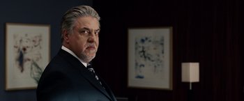 Movie still from “Vantage Point” (2008), directed by Pete Travis – A person wearing a suit and tie; Close Up shot, Low angle