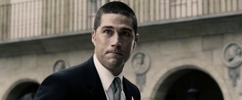 Movie still from “Vantage Point” (2008), directed by Pete Travis – A person wearing a suit and tie; Close Up shot, Over the shoulder angle