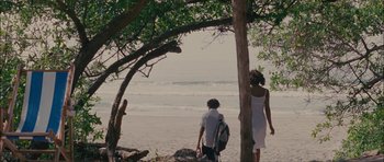 Movie still from “Waist Deep” (2006), directed by Vondie Curtis-Hall – A man and a woman walking on the beach; Extreme Wide shot, Over the shoulder angle