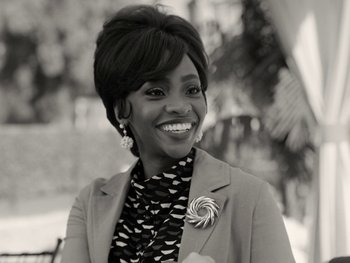 Movie still from “WandaVision” (2021), directed by Matt Shakman – A black and white photo of a woman smiling; Close Up shot, Low angle