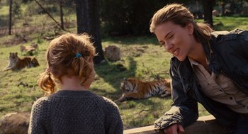 Movie still from “We Bought a Zoo” (2011), directed by Cameron Crowe – A woman and a girl are talking to a tiger; Medium shot, Over the shoulder angle