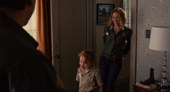 Movie still from “We Bought a Zoo” (2011), directed by Cameron Crowe – A woman and a child are standing in front of a door; Medium shot, Over the shoulder angle