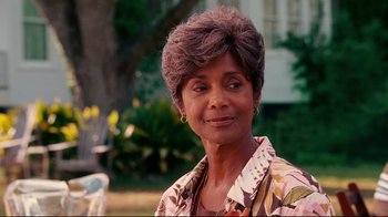 Movie still from “Welcome Home, Roscoe Jenkins” (2008), directed by Malcolm D. Lee – An older woman is smiling for the camera; Close Up shot, Over the shoulder angle
