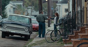 Movie still from “Welcome to the Rileys” (2010), directed by Jake Scott – A man and a woman standing next to a parked car; Wide shot, Over the shoulder angle