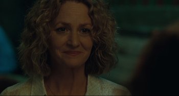 Movie still from “Welcome to the Rileys” (2010), directed by Jake Scott – A person with curly blonde hair; Close Up shot, Over the shoulder angle