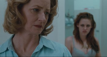 Movie still from “Welcome to the Rileys” (2010), directed by Jake Scott – A woman standing in front of a mirror in front of another woman; Close Up shot, Over the shoulder angle