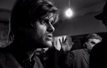 Movie still from “Werckmeister Harmonies” (2000), directed by Ágnes Hranitzky – Black and white photograph of a man in a room; Close Up shot, Over the shoulder angle